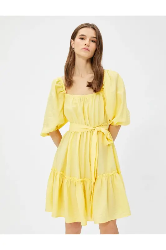 Kurzes Lagenkleid mit Ballonärmeln und Gürtel - Gelb - 2