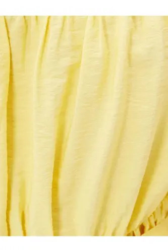Kurzes Lagenkleid mit Ballonärmeln und Gürtel - Gelb - 6