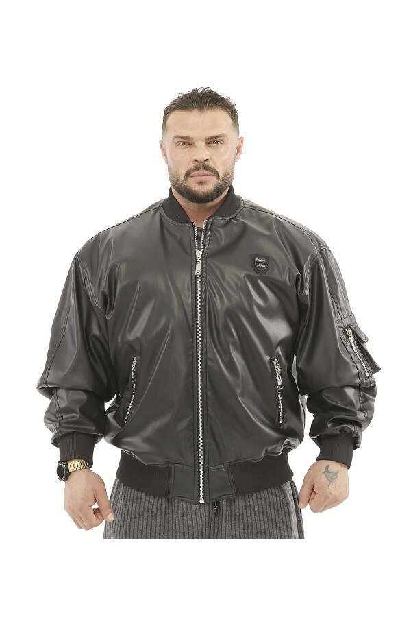 Keng kesimli, mo'yna qoplamasi bo'lgan charm bomber ko'ylagi. - 1