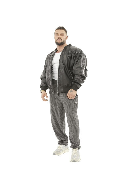 Keng kesimli, mo'yna qoplamasi bo'lgan charm bomber ko'ylagi. - 3
