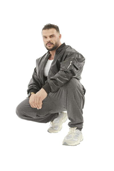 Keng kesimli, mo'yna qoplamasi bo'lgan charm bomber ko'ylagi. - 5
