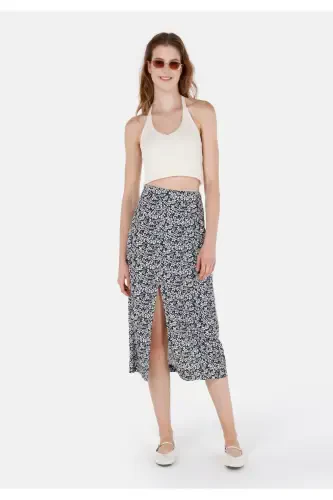 Kengaygan kesimli, ko'k rangli gulli ayollar yubkasi. - 3