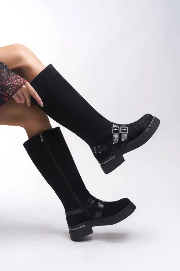 Kerrurth Ayollar uchun toka detallari bilan Biker etiklari 00123310 Qora zamsh - 2