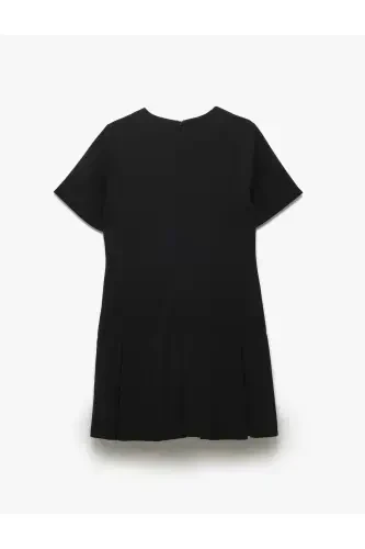 Kısa Kollu Bisiklet Yaka Aplike Çift Cep Detaylı A Kesim Mini Pileli Elbise - 4