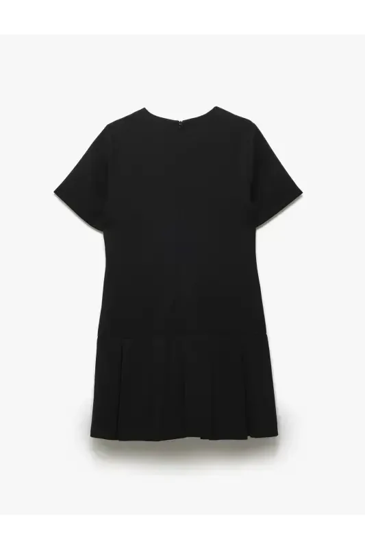 Kısa Kollu Bisiklet Yaka Aplike Çift Cep Detaylı A Kesim Mini Pileli Elbise - 4