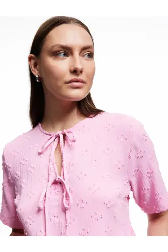 Kısa Kollu Fiyonk Detaylı Dokulu Önden Bağlamalı Bluz-Gül - KOTON (1)
