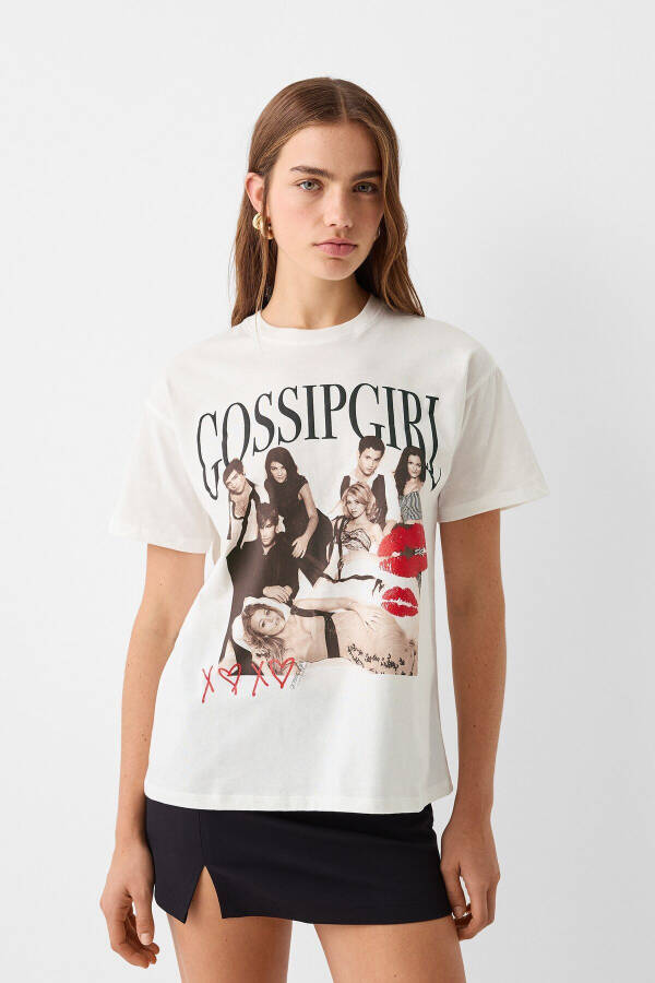 Kısa kollu Gossip Girls baskılı t-shirt - 1