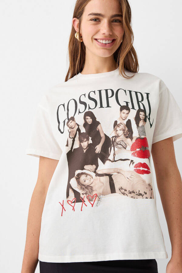 Kısa kollu Gossip Girls baskılı t-shirt - 4