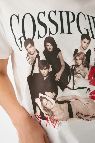 Kısa kollu Gossip Girls baskılı t-shirt - 6