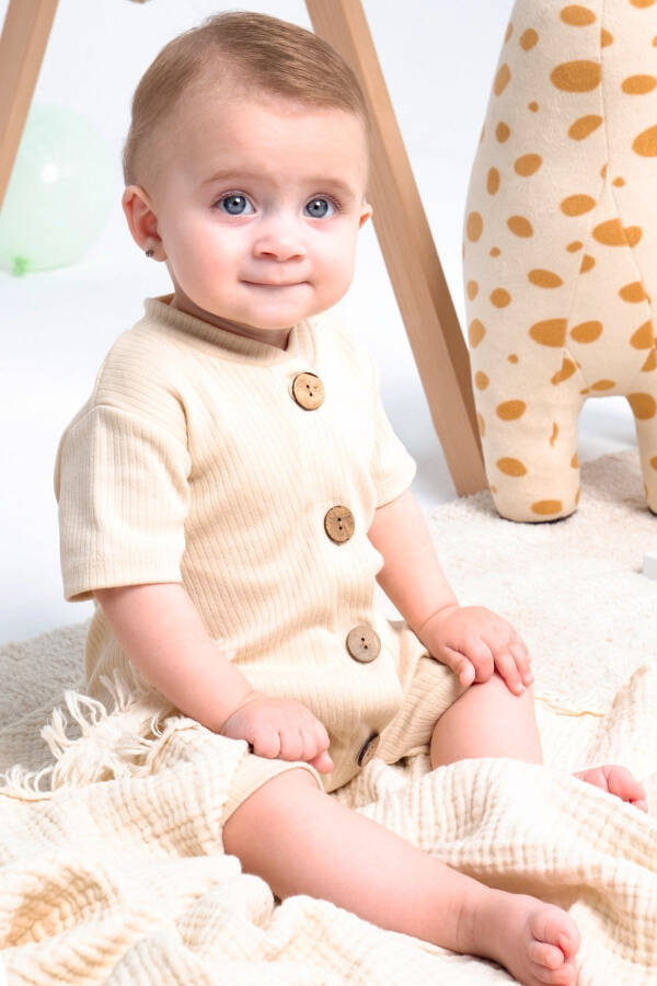 Kısa Kollu Tahta Düğmeli Organik Tulum Bebek Takım-Krem - 1
