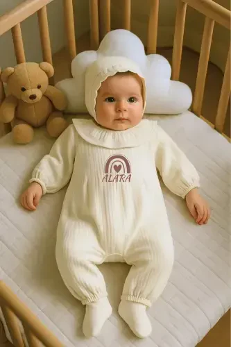 Kız Bebek Isimli Organik Müslin Yenidoğan Tulum Hastane Çıkışı Bebek Hediyelik Yazlık Tulum-Krem - 1
