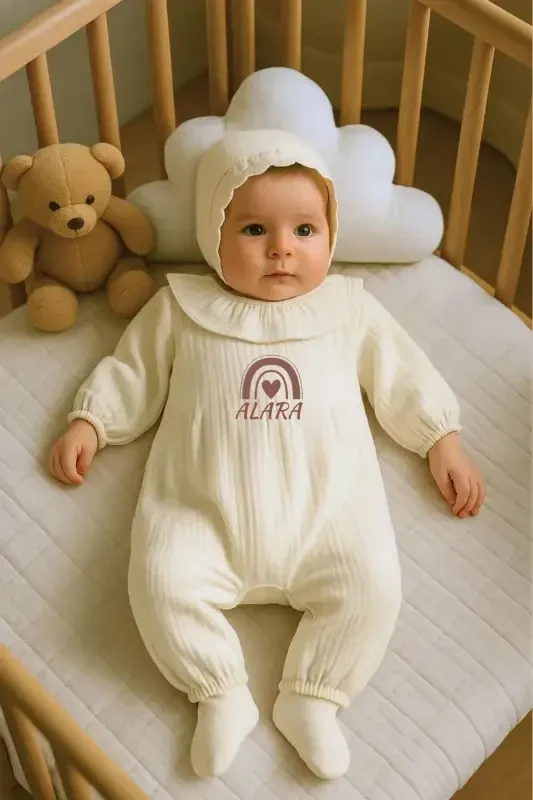 Kız Bebek Isimli Organik Müslin Yenidoğan Tulum Hastane Çıkışı Bebek Hediyelik Yazlık Tulum-Krem - 1