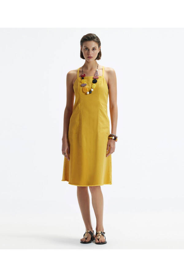 Knee-length dress with a square neckline and straps - 1