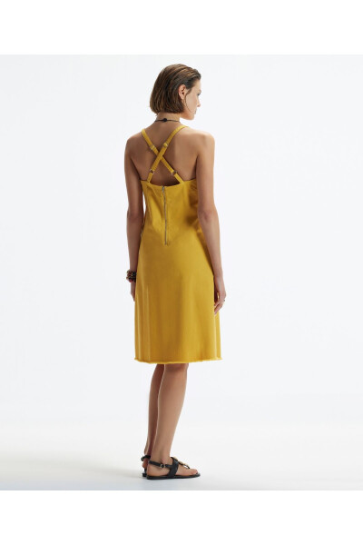 Knee-length dress with a square neckline and straps - 3