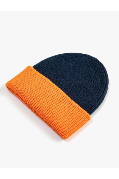 Knitted beanie with color blocks and elastic. - 2