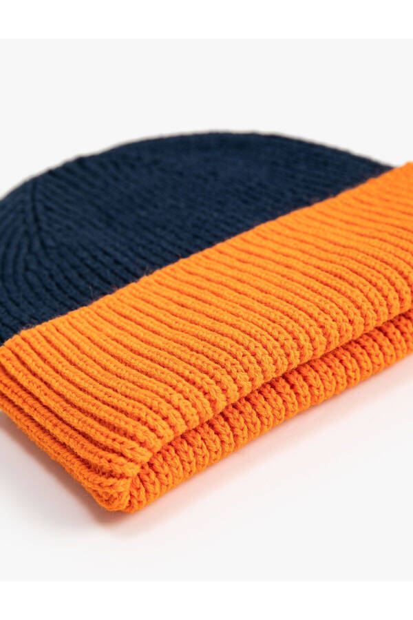 Knitted beanie with color blocks and elastic. - 3