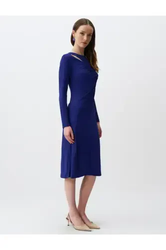 Кобальтовое платье миди с длинным рукавом и деталями в виде окна - 4