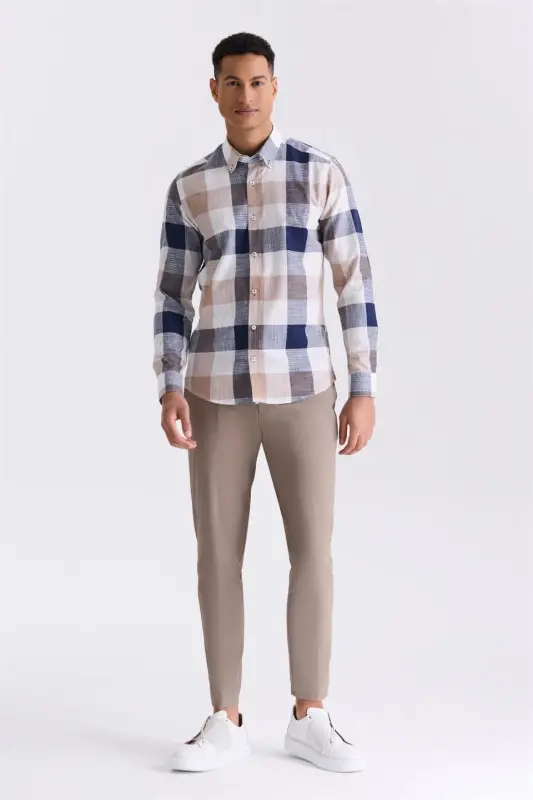 Кофейная приталенная клетчатая рубашка из 100% хлопка - 2