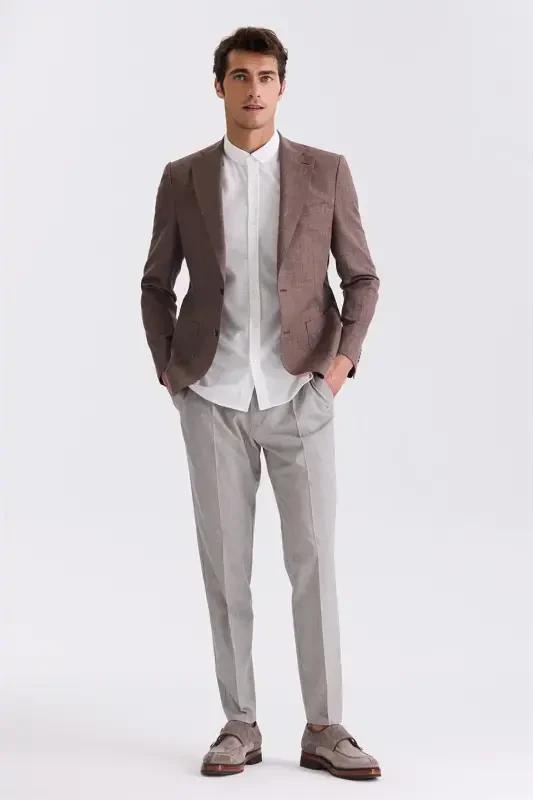 Кофейный пиджак спортивный из льна с воротником поло и тонким покроем - 2