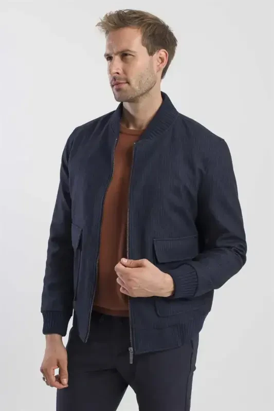 Ko'k rangli Comfort Fit Varsity yoqali chiziqli kurtka - 3