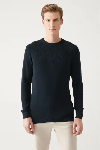 Ko'k rangli jakkard naqshli yupqa slim fit triko sviter 