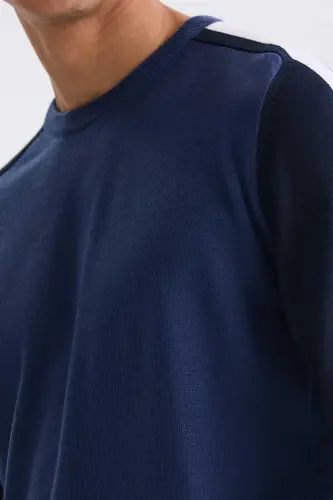 Ko'k rangli, tor shakldagi (Slim Fit), chiziqli detallarga ega, yumaloq yoqali trikotaj sviter - 3