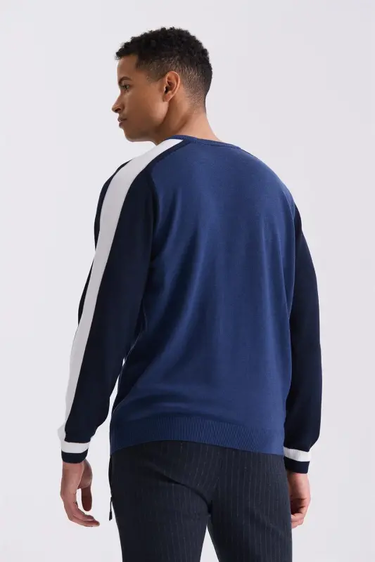Ko'k rangli, tor shakldagi (Slim Fit), chiziqli detallarga ega, yumaloq yoqali trikotaj sviter - 4