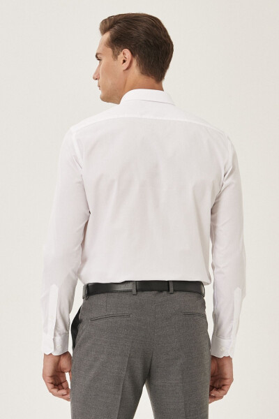 Kolay Ütülenebilir Pamuklu Slim Fit Dar Kesim Klasik Yaka Beyaz Gömlek - Beyaz - 5
