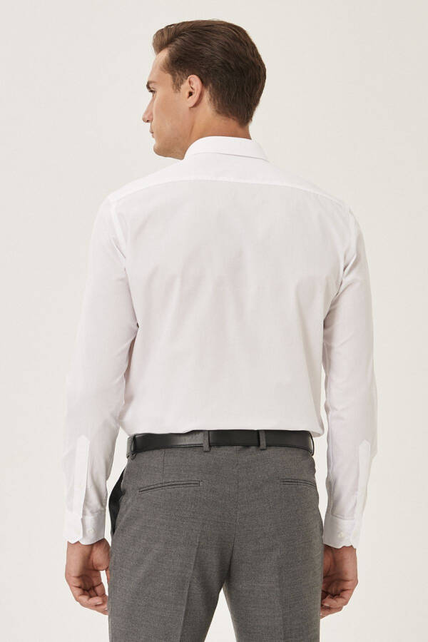 Kolay Ütülenebilir Pamuklu Slim Fit Dar Kesim Klasik Yaka Beyaz Gömlek - Beyaz - 5