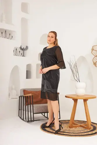 Kolları ve Eteği Tül Detaylı Yaprak Desenli Büyük Beden Siyah Elbise - 2