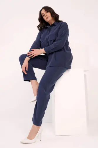 Комплект из рубашки и брюк Trend42plus большого размера, оверсайз, с декоративными карманами, цвета индиго. - 9