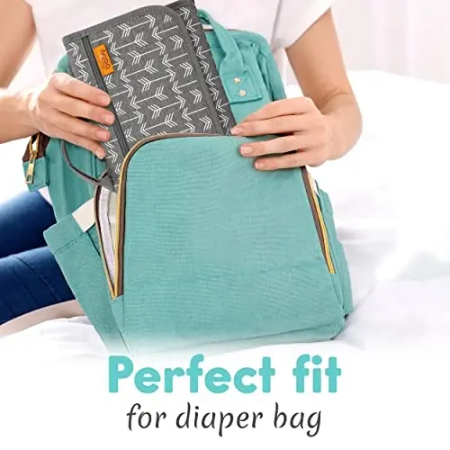 Kopi Baby Taşınabilir Alt Değiştirme Minderi - Islak Mendil Cepli Bebek Alt Değiştirme Seyahat Çantası, Akıllı Tasarım Taşınabilir Değiştirme Matı, Bebek Seyahat İstasyonu Kiti, Yenidoğan Kız ve Erkek Çocuk için Hediye - Modern 