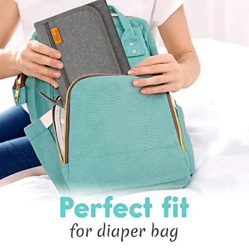Kopi Baby Taşınabilir Bebek Bezi Değiştirme Altlığı - Islak Mendil Cepli Bebek Bezi Değiştirme Seyahat Çantası, Akıllı Tasarım Taşınabilir Değiştirme Matı, Bebek Seyahat İstasyonu Seti, Yeni Doğan Kız & Erkek Bebek için Hediye - Gri, Modern 