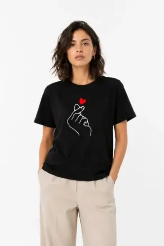 Kore Parmak Kalp Aşk Temalı Minimal Baskılı Tişört Yazlık Kısa Kol T-Shirt - Siyah - BÜYÜKBEDENIZ (1)