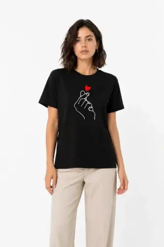 Kore Parmak Kalp Aşk Temalı Minimal Baskılı Tişört Yazlık Kısa Kol T-Shirt - Siyah - 3