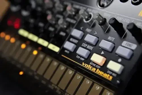 Korg Volca Beats Analog Rythem Machine w/Electribe-style 16-step Sequencer and Real Analog Sounds - 5