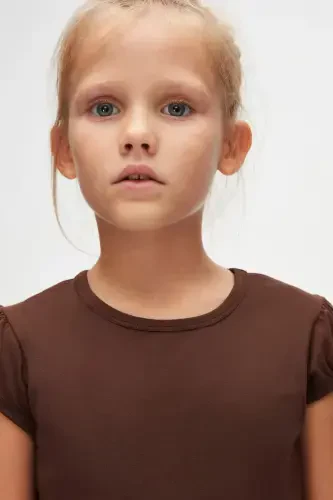 Коричневая базовая футболка с коротким рукавом для девочки с круглым вырезом - CHESTNUT - 3