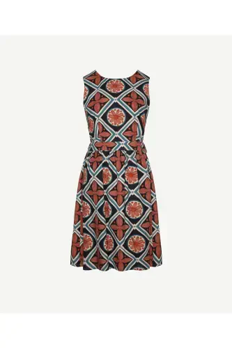 Короткое платье без рукавов с вырезом на спине и велосипедным вырезом - 4