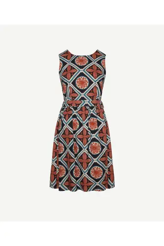 Короткое платье без рукавов с вырезом на спине и велосипедным вырезом - 4