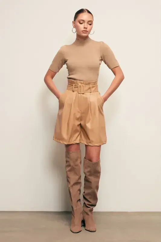Коротные кожаные шорты с поясом - Бежевый - SATEEN