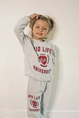Костюм детский (девочка-мальчик) серый с круглым вырезом и принтом Kid Life University (свитшот и спортивные штаны) - 1gri1 - 1
