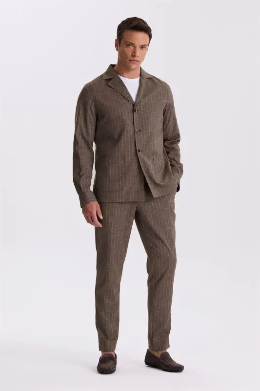 Костюм кофейного цвета Slim Fit с турецким воротником из смесовой льняной ткани с двойной шлицей и полосками - JAKAMEN