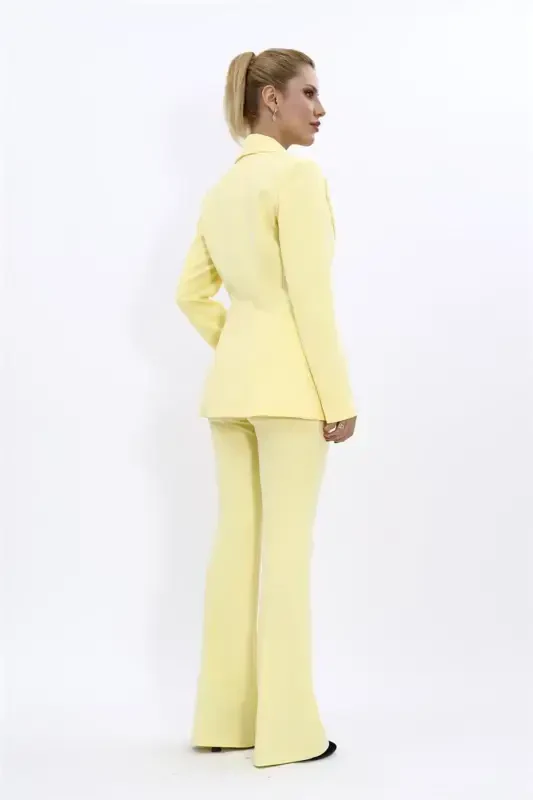 Костюм с классическим пиджаком на пуговицах и брюками клеш - желтый - желтый - 3