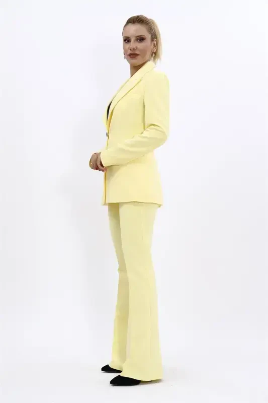 Костюм с классическим пиджаком на пуговицах и брюками клеш - желтый - желтый - 4