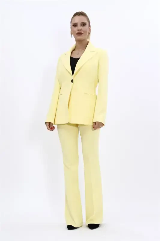 Костюм с классическим пиджаком на пуговицах и брюками клеш - желтый - желтый - 5