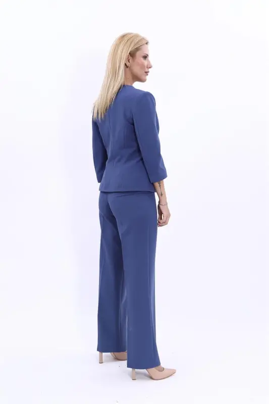 Костюм с коротким пиджаком овальной формы и широкими брюками - индиго - 4