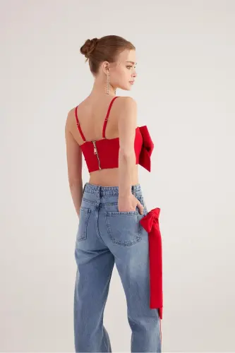 Красная блузка с жабо в виде ленты - 4