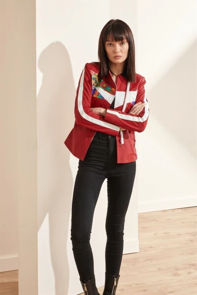 Красная кожаная куртка-бомбер для женщин от Ikigai, Токио. - 3