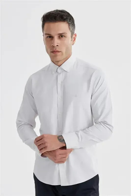 Krem rangi Slim Fit naqshli paxtadan tayyorlangan tugmali yoqali ko'ylak - 2