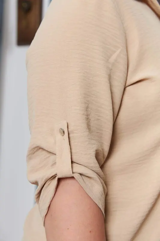 Кремовая блузка большого размера, воротник-рубашка, детали рукавов. - 9